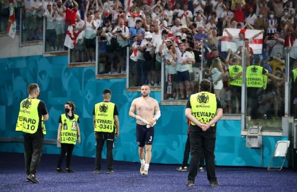 Luke Shaw Luke Shaw bagikan jerseynya ke penonton yang ada di sudut Stadion Olimpico Roma (foto:The Sun)