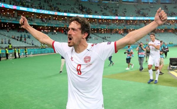 thomas delaney denmark Thomas Delaney dinobatkan sebagai Star of The Match dalam laga Denmark vs Rapublik Ceko yang dimenangkan Tim Dinamit dengan skor 2-1, Minggu (4/7/2021). (Foto: Antara)