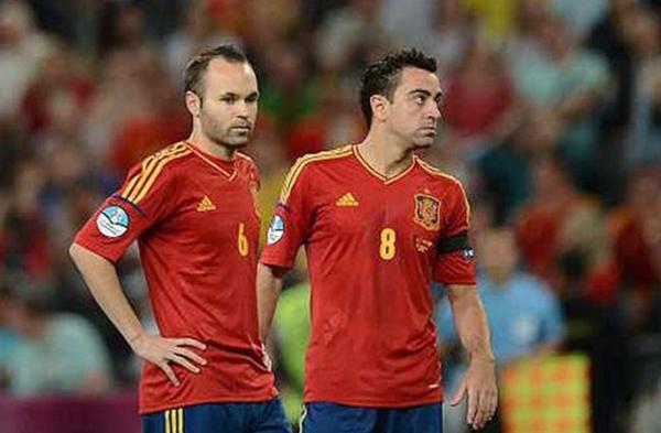 Dua legendaris Spanyol Xavi Hernandez (kanan) dan Andres Iniesta. (Foto: Kick Off)