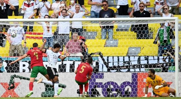 Raphael Guerreiro Raphael Guerreiro mencetak gol bunuh diri saat Portugal melawan Jerman. (Foto: Sky Sports)