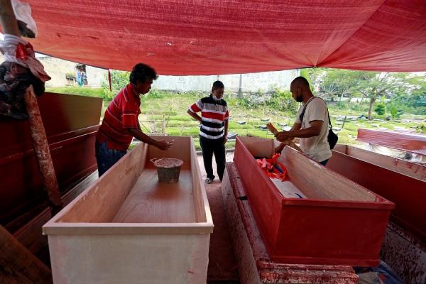 Permintaan peti mati untuk pasien Covid di Jakarta melonjak drastis dalam beberapa waktu belakangan. (Foto: Reuters)