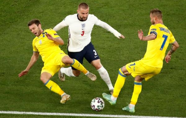 Bek kiri Timnas Inggris, Luke Shaw belakangan dijuluki Shawberto Carlos karena gaya bermainnya mirip Roberto Carlos. Roberto Carlos langsung angkat bicara. (foto: Reuters)