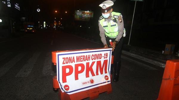 07 Antara Ppkm Pontianak 1 Penyekatan jalan di Kota Pontianak terkait PPKM mikro. (Foto: Antara)