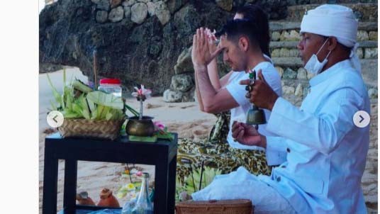 Arifin Putra melakukan upacara membersihkan diri atau melukat di salah satu pantai di Bali.&nbsp;(Foto: Instagram)