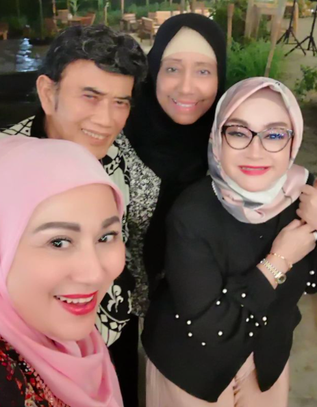 Camelia Malik bersama teman-temannya. (Foto: Instagram)