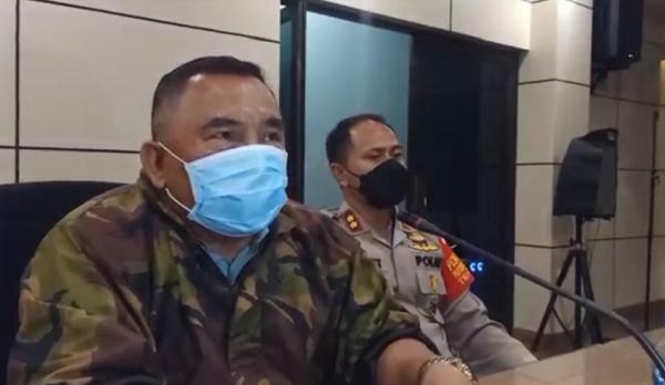 Bupati Jembrana Tamba Bupati Jembrana I Nengah Tamba melihat langsung antrean di Puskesmas Gilimanuk, Selasa (6/7/2021). (Foto: iNews.id/Nyoman Sudika)