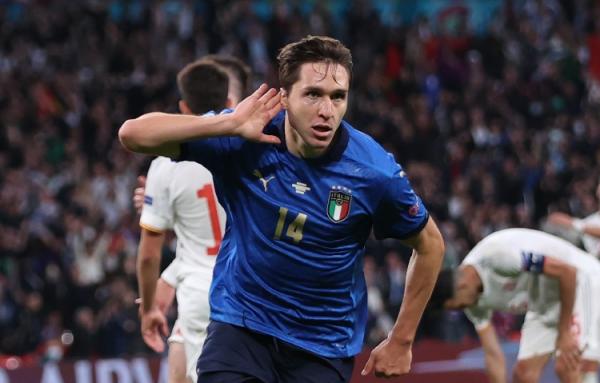Chiesa imnas Italia melaju ke partai final Euro 2020 usai mengalahkan Spanyol melalui adu penalti, Rabu (7/7/2021). Federico Chiesa terpilih menjadi pemain terbaik. (foto: Reuters)