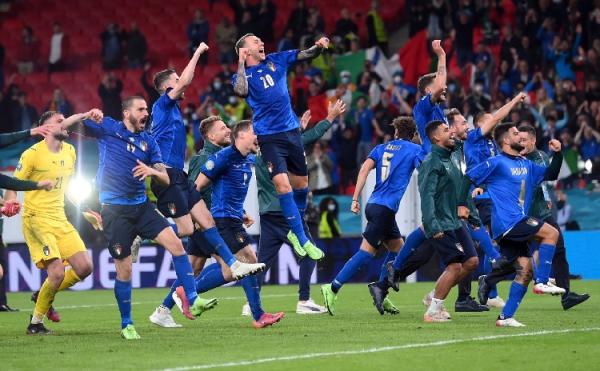 Italia ke final Euro 2020 Timnas Italia melaju ke final Euro 2020 usai mengalahkan Spanyol lewat drama adu penalti. Italia menang dengan skor 4-2 di adu penalti tersebut. (foto: Reuters)
