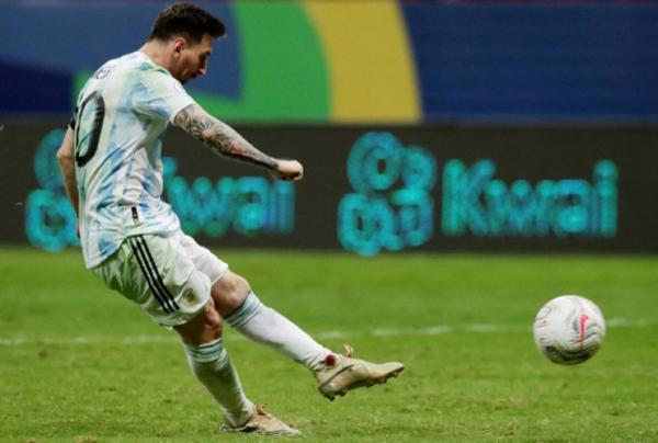 Lionel Messi 1 Lionel Messi bikin salut pecinta sepak bola. Dia membawa Argentina ke final Copa America 2021 dengan satu engkel berdarah. (Foto: Reuters)