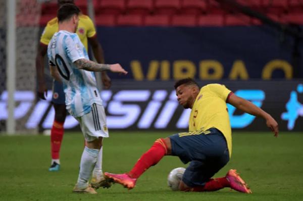 Lionel Messi 2 Lionel Messi bikin salut pecinta sepak bola. Dia membawa Argentina ke final Copa America 2021 dengan satu engkel berdarah. (Foto: Reuters)