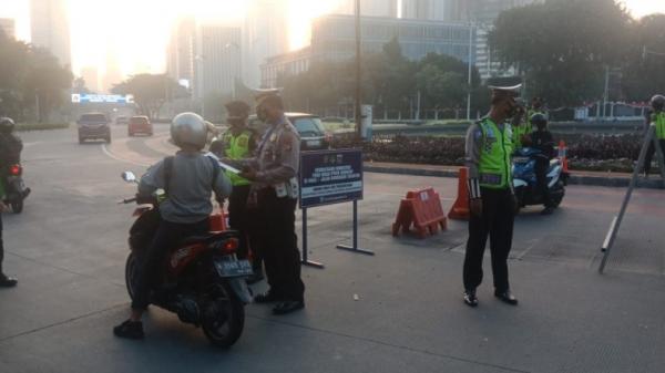 Penyekatan Ppkm Darurat Tmc Petugas memeriksa setiap pengendara yang melintas di titik penyekatan kawasan Bundaran Senayan, Jakarta Selatan, Rabu (7/7/2021). (Foto: TMC Polda Metro).