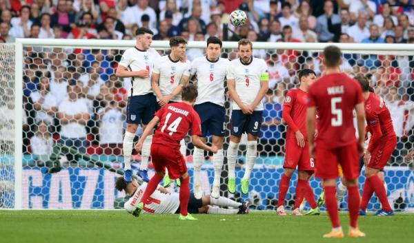 Aktor perusak kesucian gawang Inggris itu ialah pemain muda Denmark Mikkel Damsgaard. Damsgaard mencetakh gol berkelas lewat tendangan bebas di menit 30. (foto:REUTERS)