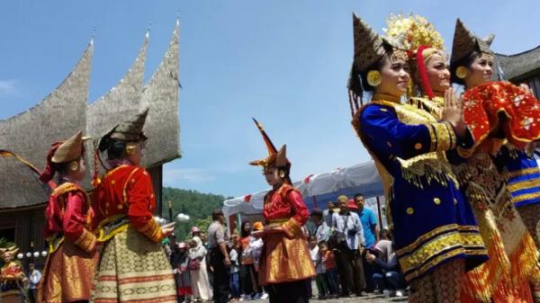 Festival Pesona Minangkabau tahun 2019 Festival Pesona Minangkabau tahun 2019 di Istano Basa Pagaruyung Tanah Datar, Sumatera Barat. (Antara/Etri Saputra)