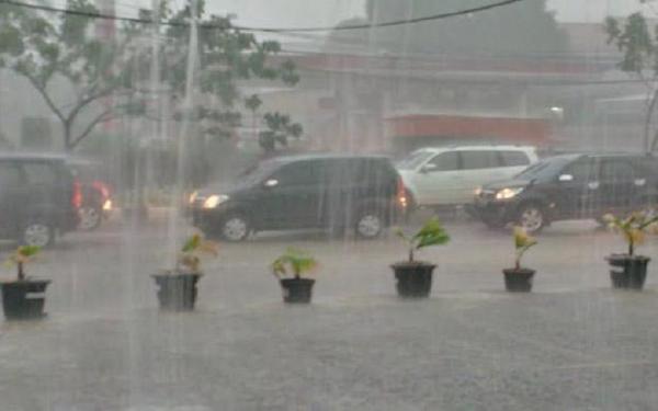 Hujan BMKG sebut potensi hujan di sejumlah wilayah Jakarta. (Foto: Dok iNews),