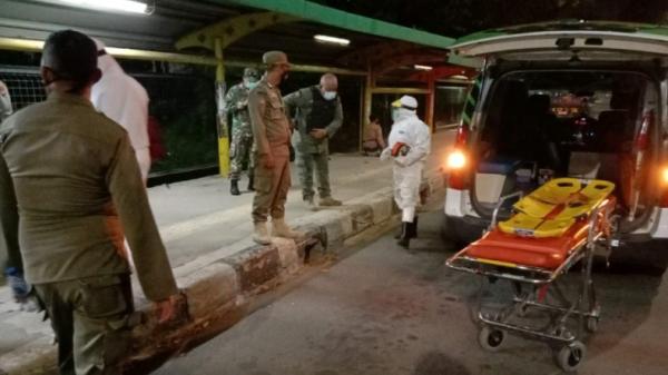 Satpol PP mengevakuasi tunawisma di kawasan Cempaka Putih, Jakarta Pusat ke Rumah Sakit (RS) Darurat Wisma Atlet, Rabu (7/7/2021) malam. (Foto: Satpol PP Jakpus).