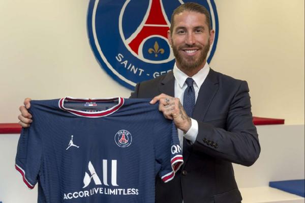 Sergio Ramos Sergio Ramos resmi menjadi pemain Paris Saint-Germain (PSG) hingga 2023. Ramos bakal memakai nomor punggung 4 di PSG. (foto: Situs PSG)