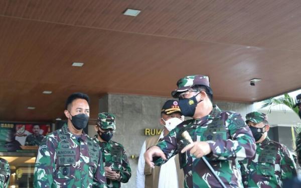 IMG 20210709 192924 Panglima TNI Marsekal TNI Hadi Tjahjanto mendapat penjelasan dari KSAD Jenderal TNI Andika Perkasa soal rumah sakit lapangan, Jumat (9/7/2021) (Foti: TNI)