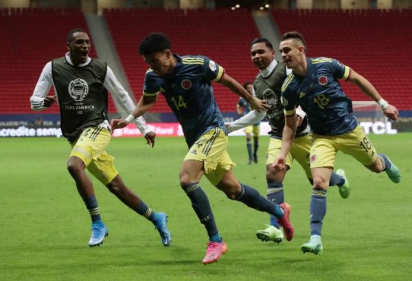Kolombia menag Kolombia meraih peringkat ketiga di Copa America 2021 usai mengalahkan Peru 3-2. Luis Diaz (nomor 14) menjadi pahlawan kemenangan Kolombia. (foto: REUTERS/Henry Romero)
