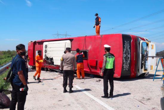 11- Tol Pemalang Kecelakaan maut Bus Sudiro Tungga Jaya menabrak truk boks di Jalan Tol Pemalang, Minggu (11/7/2021). Tujuh orang tewas dalam kecelakaan itu. (Foto: Humas Polres Pemalang)