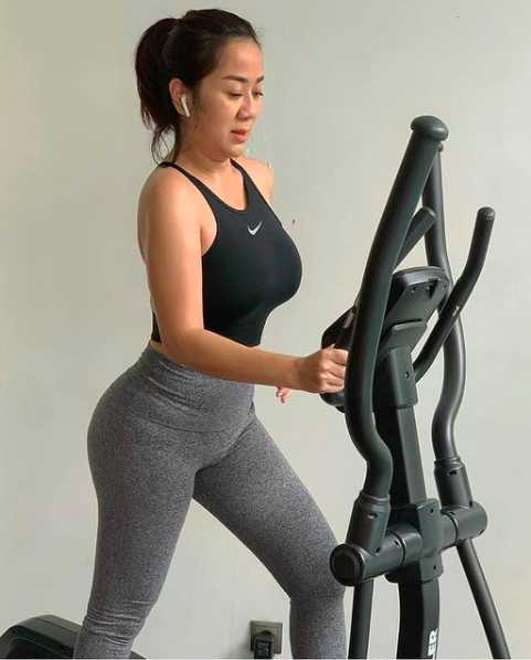 Screen Shot 2021 07 11 At 13 18 53 Rahasia Tante Erni awet muda dan seksi di usia 50 tahunan yakni rutin olahraga. (Foto: Instagram)