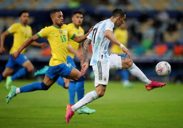 Argentina Vs Brasil Duel babak pertama Argentina vs Brasil di final Copa America 2021, Minggu (11/7/2021) pagi WIB selesai digelar.