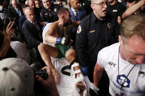 Conor McGregor Pemandangan super ngilu terjadi di UFC 264, Minggu (11/7/2021) siang WIB. Kaki Conor McGregor patah saat berhadapan dengan Dustin Poirier. (Foto: Reuters)