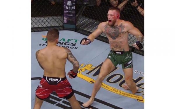 Pemandangan super ngilu terjadi di UFC 264, Minggu (11/7/2021) siang WIB. Kaki Conor McGregor patah saat berhadapan dengan Dustin Poirier. (Foto: Istimewa)