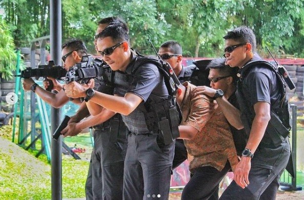 Ibu pelaku yang tak sanggup melihat anaknya diamankan petugas langsung histeris dan menerobos masuk ke Mapolres Gowa (Bugma/MNC Portal)