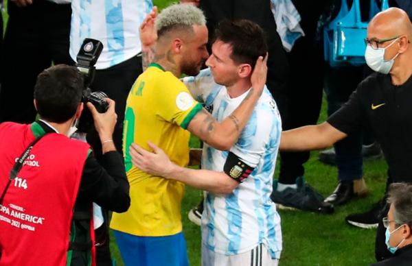 Neymar Jr peluk Lionel Messi usai Argentina juara Copa America 2021. (Foto: @CopaAmerica)