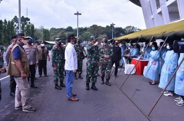 panglima hadi Panglima TNI Marsekal TNI Hadi Tjahjanto meninjau Vaksinasi Massal dan Dapur Lapangan Yonbekpal-1, Minggu (11/7/2021) (Puspen TNI)