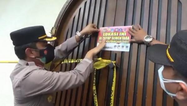 Bar Segel 1 Kapolres Badung AKBP Roby Septiadi menyegel sebuah bar di Petitenget, Kuta Utara, karena menggelar pesta di tengah PPKM darurat. (Foto: iNews.id/Bagus Alit)