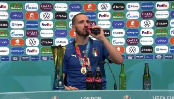 Bonucci Leonardo Bonucci minum coca-cola dan Heineken di ruang konpers usai menjadi juara Euro 2020 (foto: Twitter PassionFootClub)