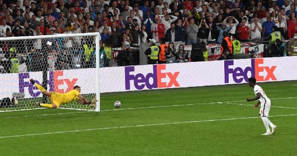 Donnarumma 12 Donnarumma saat menepis tendangan penalti Bukayo Saka (foto: REUTERS)