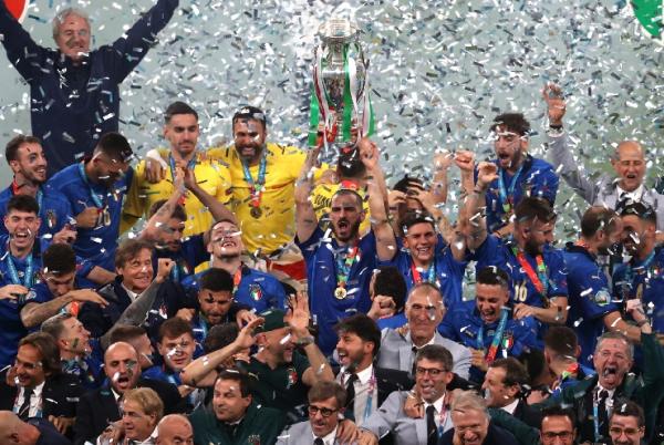 Italia juara1 Timnas Italia keluar sebagai juara Euro 2020 usai mengalahkan Inggris di final. Gelar ini sekaligus mengakhiri puasa gelar Italia di Euro sejak tahun 1968. (foto: REUTERS)