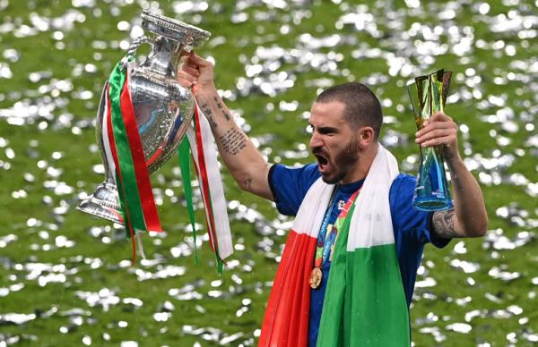 Leonardo Bonucci Leonardo Bonucci mengejek Inggris usai Italia juara Euro 2020. Dia berteriak ke kamera mengucapkan It`s coming to Rome. (Foto: Reuters)
