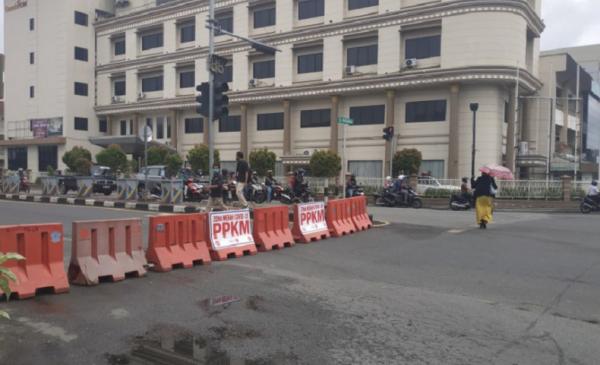 Penyekatan jalan dilakukan di 10 titik di Kota Pontianak selama PPKM darurat. (Foto: Antara)