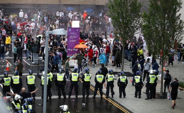 Sejumlah suporter Inggris dihadang polisi di sekitar Stadion Wembley. (foto: Reuters)