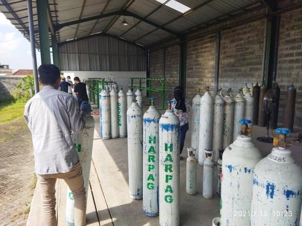 Aktifitas pengisian oksigen medis di PT Harpag Niaga Utama, yang bergerak di usaha produksi dan distribusi gas oksigen, di Desa Kepuharjo, Kecamatan Karangploso, Kabupaten Malang, Selasa (13/7/2021).