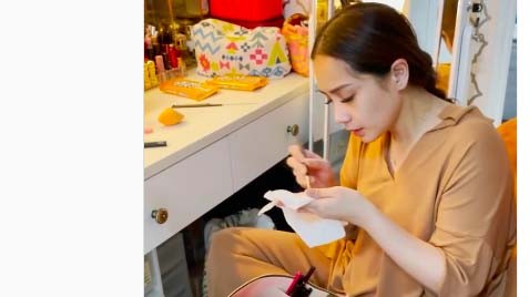 13 Nagitapng Nagita Slavina membersihkan alat make up. (Foto: Instagram)