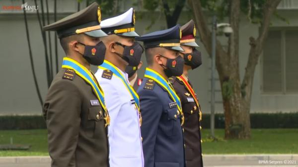 Empat peraih Adhi Makayasa dari TNI/Polri dilantik Empat peraih Adhi Makayasa dari TNI/Polri dilantik Presiden Joko Widodo (Jokowi) (YouTube Sekretariat Presiden)