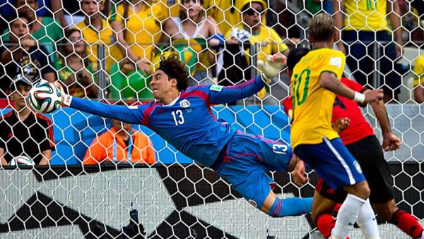 Gianluigi Donnarumma yang sedang menganggur mengeluarkan magisnya di Euro 2020. Sebelum dirinya ada pula kiper tak punya klub yang bikin geger Piala Dunia 2014. (Foto: AS)