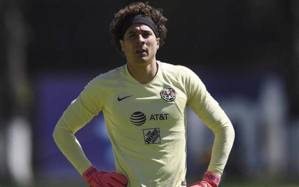 Guillermo Ochoa 2 Gianluigi Donnarumma yang sedang menganggur mengeluarkan magisnya di Euro 2020. Sebelum dirinya ada pula kiper tak punya klub yang bikin geger Piala Dunia 2014. (Foto: AS)