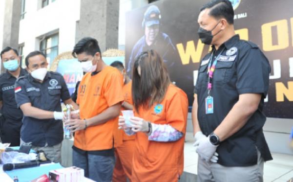 Jessica Forester ditangkap bersama manajer di sebuah vila di Kerobokan, Kuta Utara, Badung. (Foto: BNN Bali).