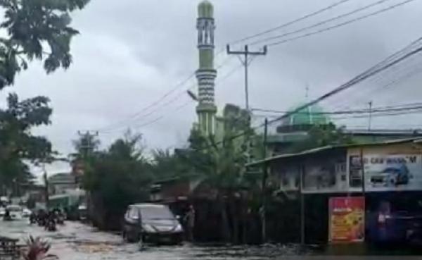 Sejumlah kawasan di Pontianak terendam banjir akibat hujan deras sejak Selasa (13/7) malam hingga Rabu (14/7) pagi. (Foto: Antara)