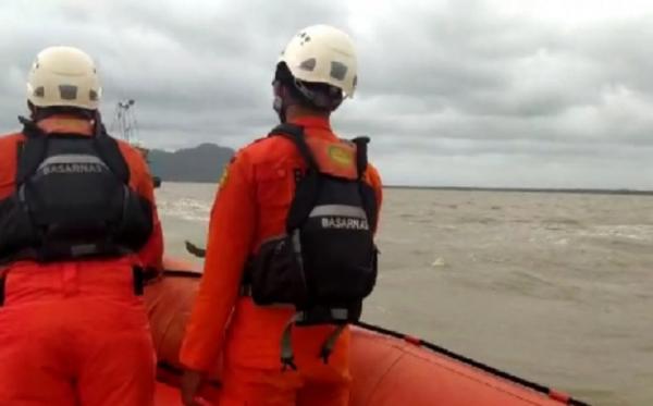 Kantor SAR Pontianak mengerahkan tim pencarian 14 kapal nelayan tenggelam di perairan Kalimantan Barat. (Foto: Kantor SAR Pontianak)