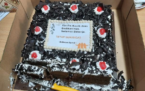 KUE PENYEMANGAT NAKES Kue tart yang dikirimkan Gubernur Jabar Ridwan Kamil untuk para nakes di Jawa Barat. (Foto: Istimewa)