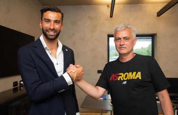 Rui Patricio Kiper Portugal Rui Patricio resmi bergabung dengan AS Roma pada Rabu (14/7/2021) dini hari WIB. Dia mengaku tak sabar dilatih Jose Mourinho. (Foto: @OfficialASRoma)
