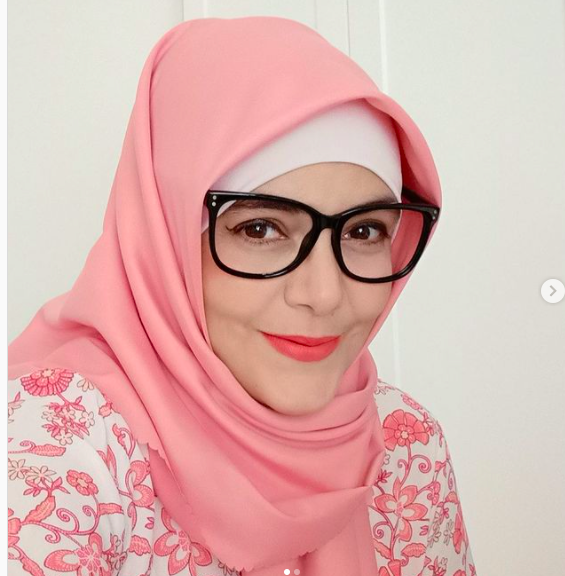Artis cantik ini juga menjalani profesinya sebagai dokter di tengah kesibukan syuting. (Foto: Instagram)