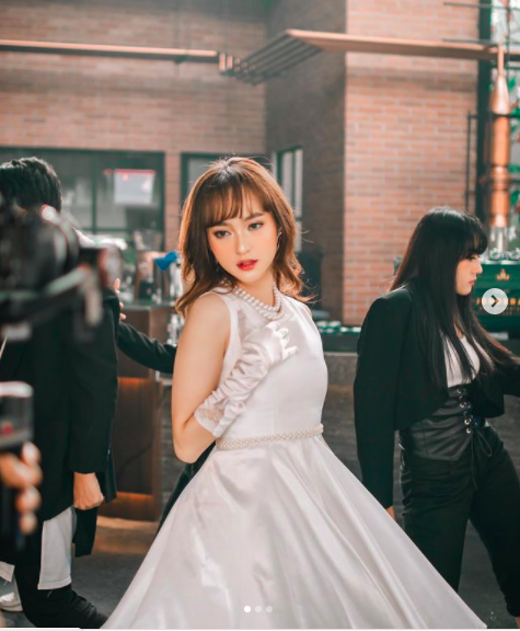 Artis cantik ini juga menjalani profesinya sebagai dokter di tengah kesibukan syuting. (Foto: Instagram)