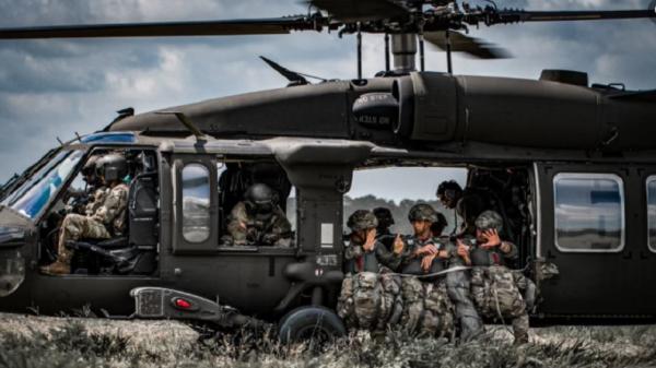 Airborne US Army 2 Pasukan Divisi Lintas Udara ke-82 Angkatan Darat AS di markas mereka, Fort Bragg, North Carolina, belum lama ini. (Foto: US Army).